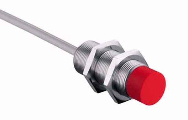 Roterende, cylindrisk induktionssensor med metalgevind og kabel, egnet til objektdetektering i industrielle applikationer.