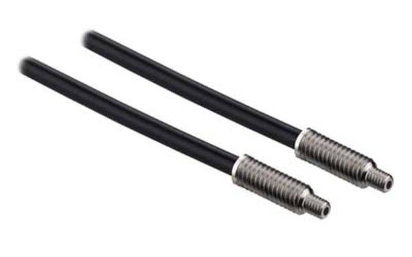 To Translate from German to Danish:<br><br>"To sorte kabler med sølvfarvede metalender i cylinderform, der ligger parallelt med hinanden."