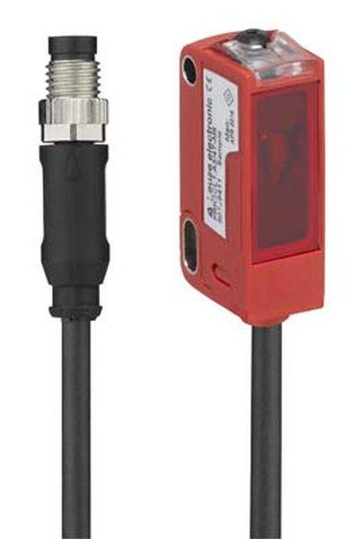 Optisk sensor med tilslutningskabel, rød rektangulær kabinet. Anvendes i industrien til objektregistrering.