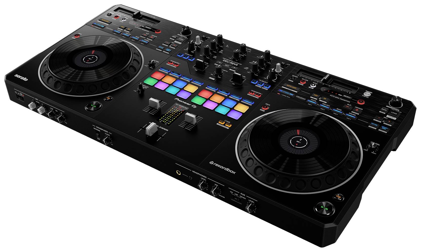 En DJ-controller med to jogwheels, mange betjeningselementer, farverige pads og et mixer i midten.