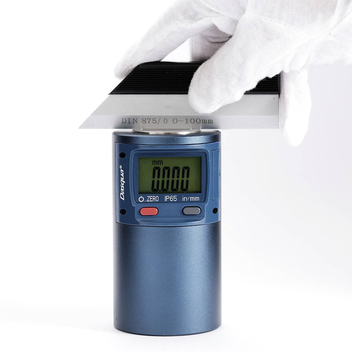 En digital vinkelmåler viser '0,00 mm'. En handskeforsynet hånd holder den. Ideel til præcis måling.