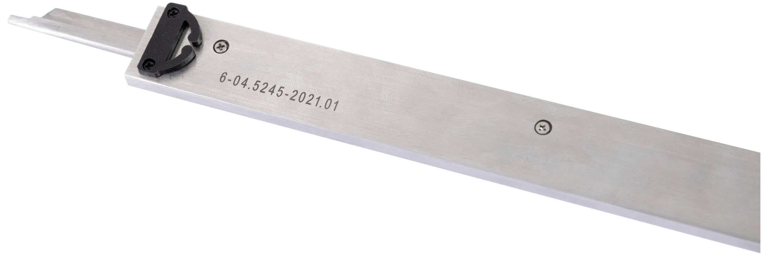Aluminiumliste med nummer- og bogstavkombination '6-04.5245-2021.01', sort plastdel fastgjort i den ene ende.