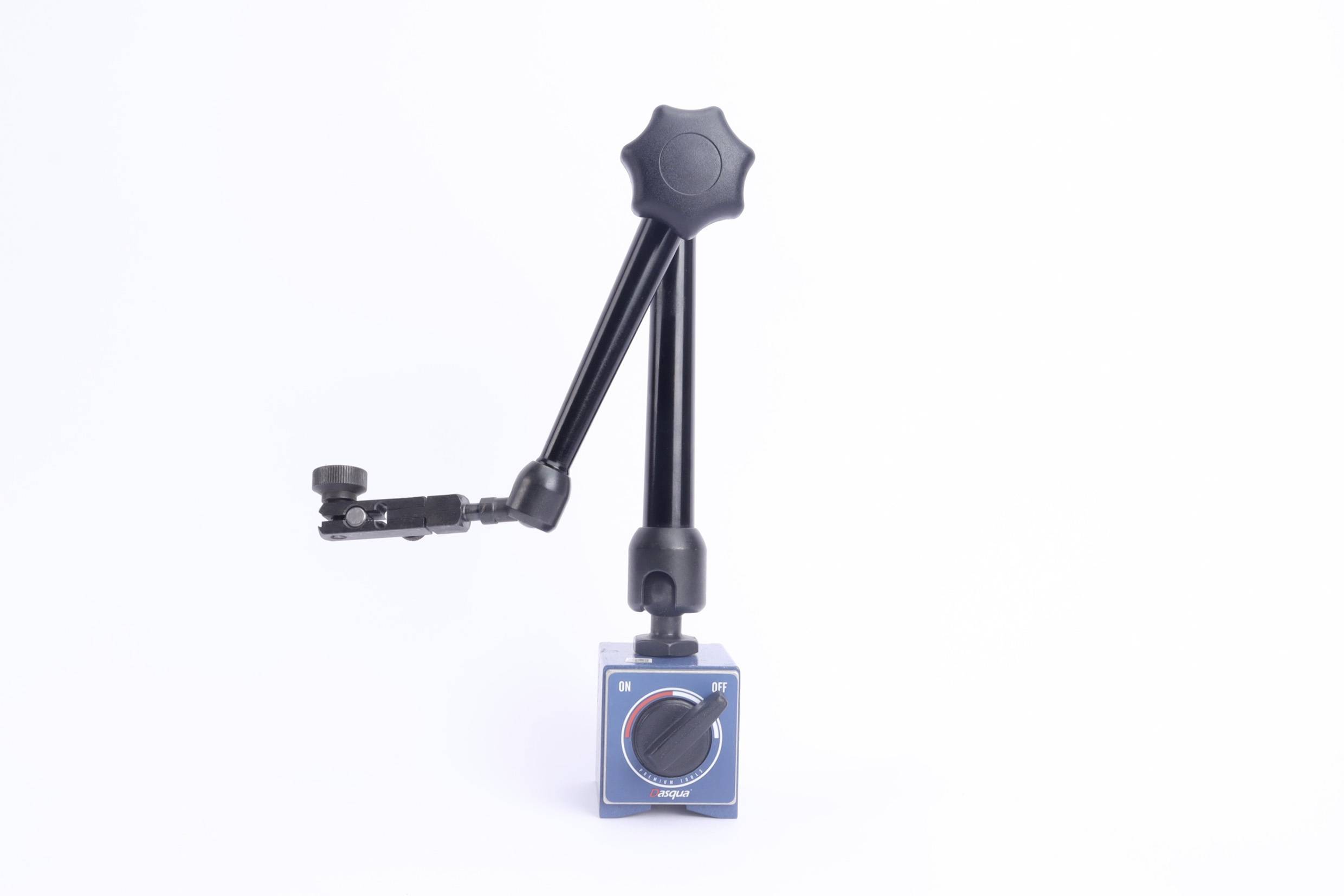 Et magnetstativ med justerbar arm, ideelt til fastgørelse af måleudstyr eller kameraer. Armen kan fleksibelt vinkles og er stabil på forskellige underlag.