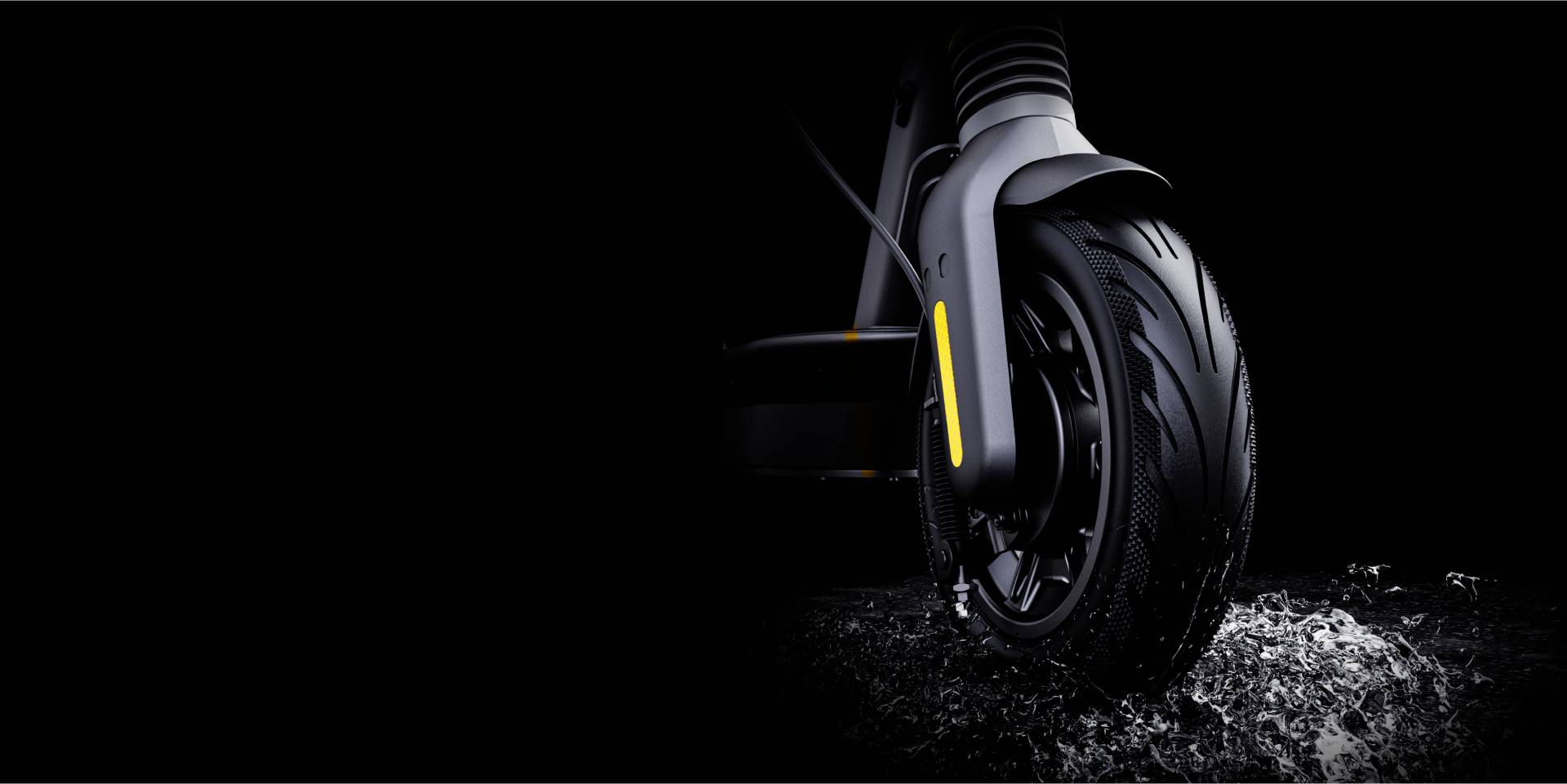 Nærbillede af et elektrisk scooters forhjul på en mørk baggrund, gul markering på forgaflen; fokus på moderne design.