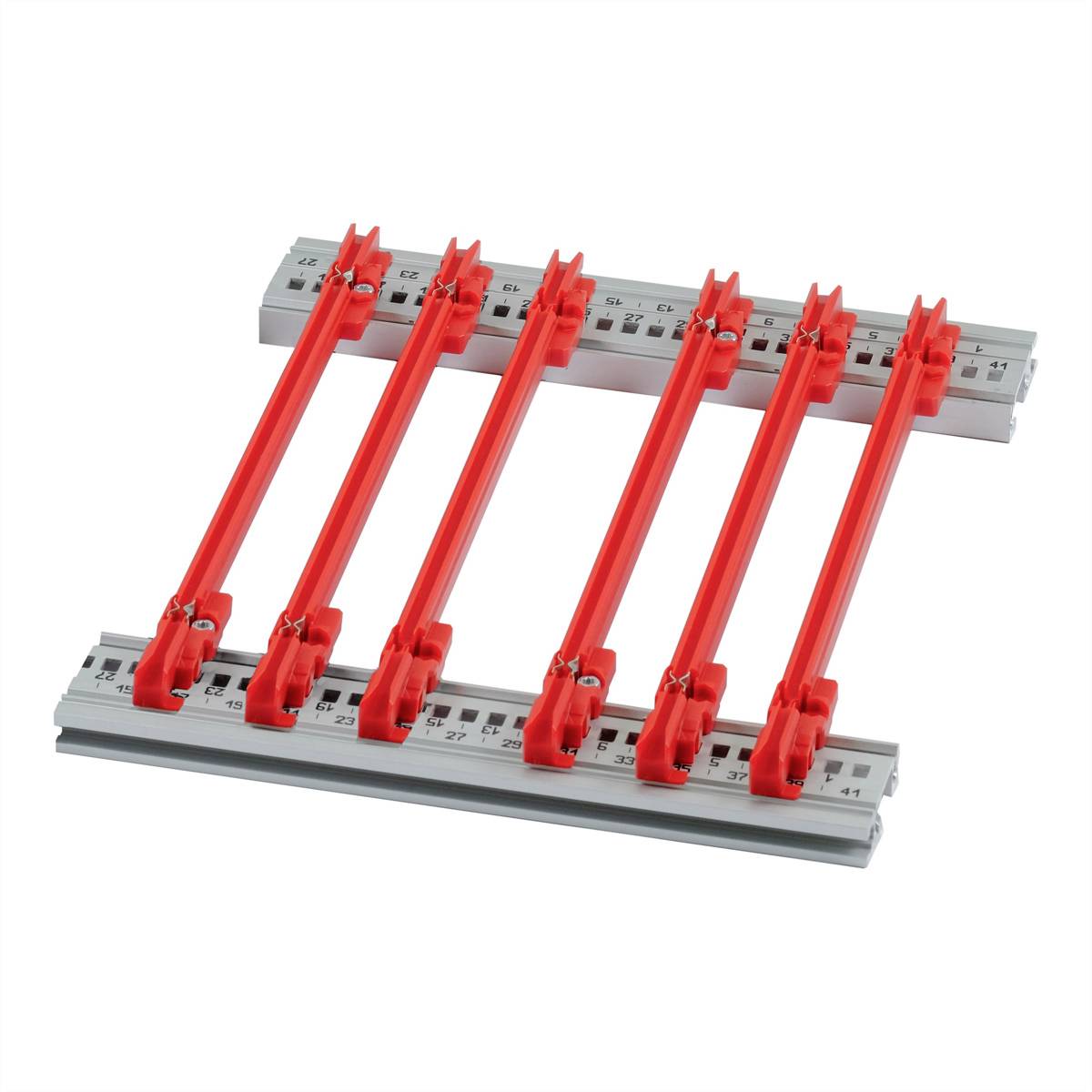 En række røde sikkerhedsafspærringer på en metalskinner, ideelt til isolering af elektriske forbindelser.