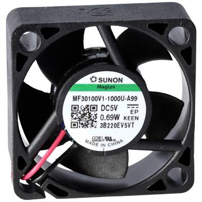 En lille, firkantet ventilator med plastikhus. På mærkaten er der oplysninger om model, spænding (DC5V) og fremstillingsland (Kina).
