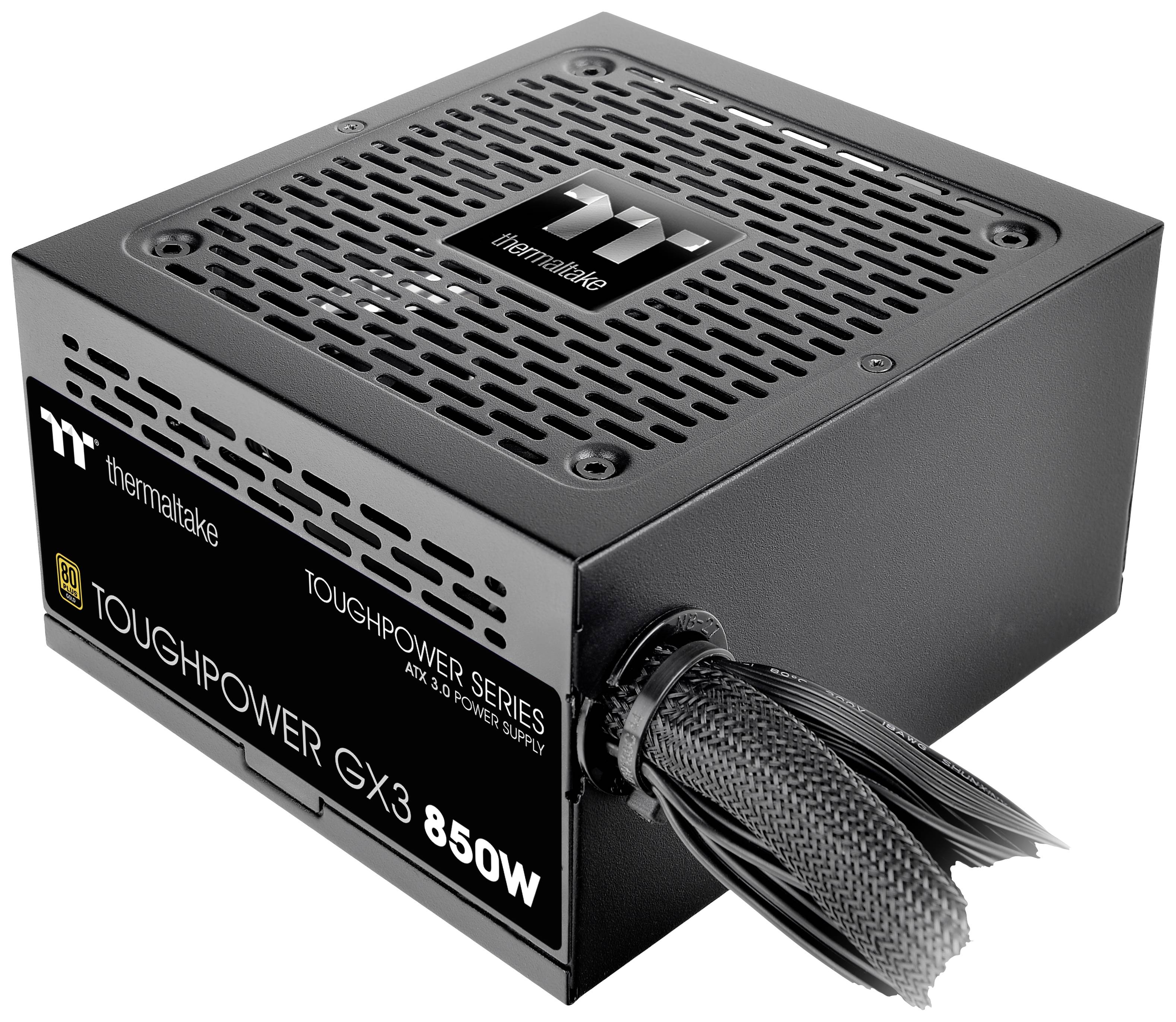 Sort strømforsyning fra Thermaltake, model Toughpower GX3 850W, ligger på siden med synligt ventilationsgitter og kabelføring.