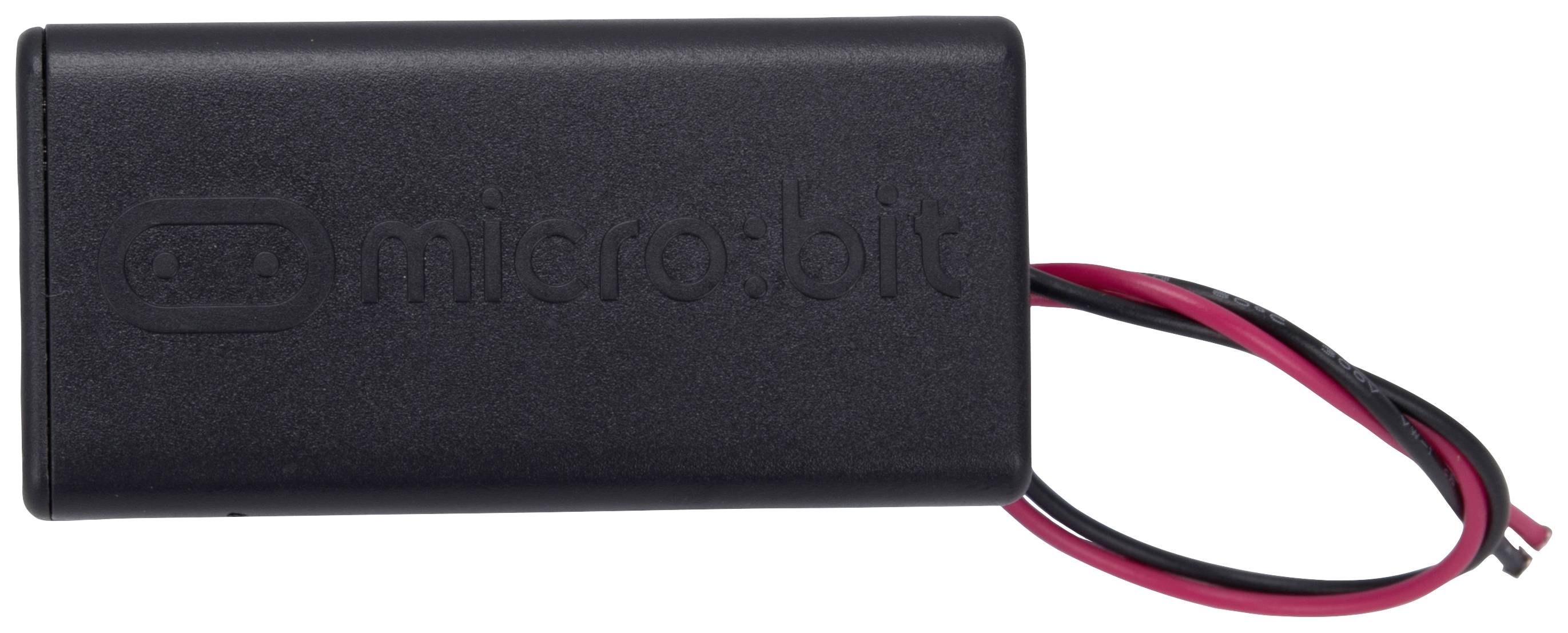 Et rektangulært sort batterihus med prægningen "micro:bit" på oversiden. To ledninger, rød og sort, fører ud.