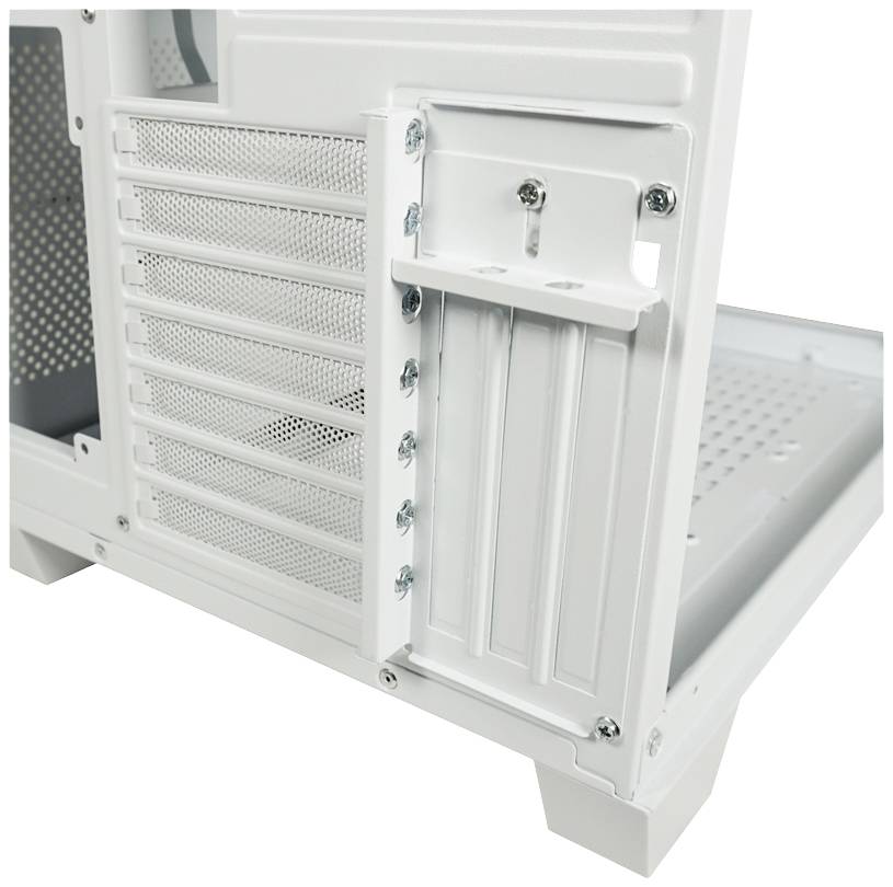 Hvid computerkabinets bagside med flere åbne stikpladsdæksler og ventilationssprækker.