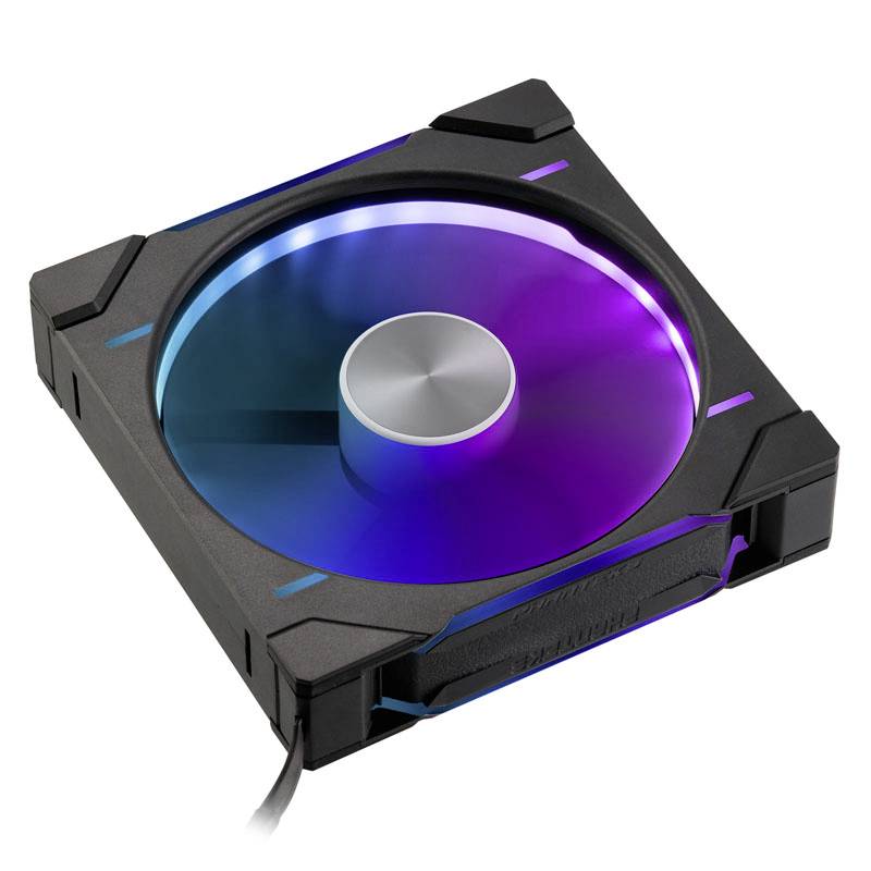 Sort computerfan med farverigt LED-lys i blå og lilla på hvid baggrund.