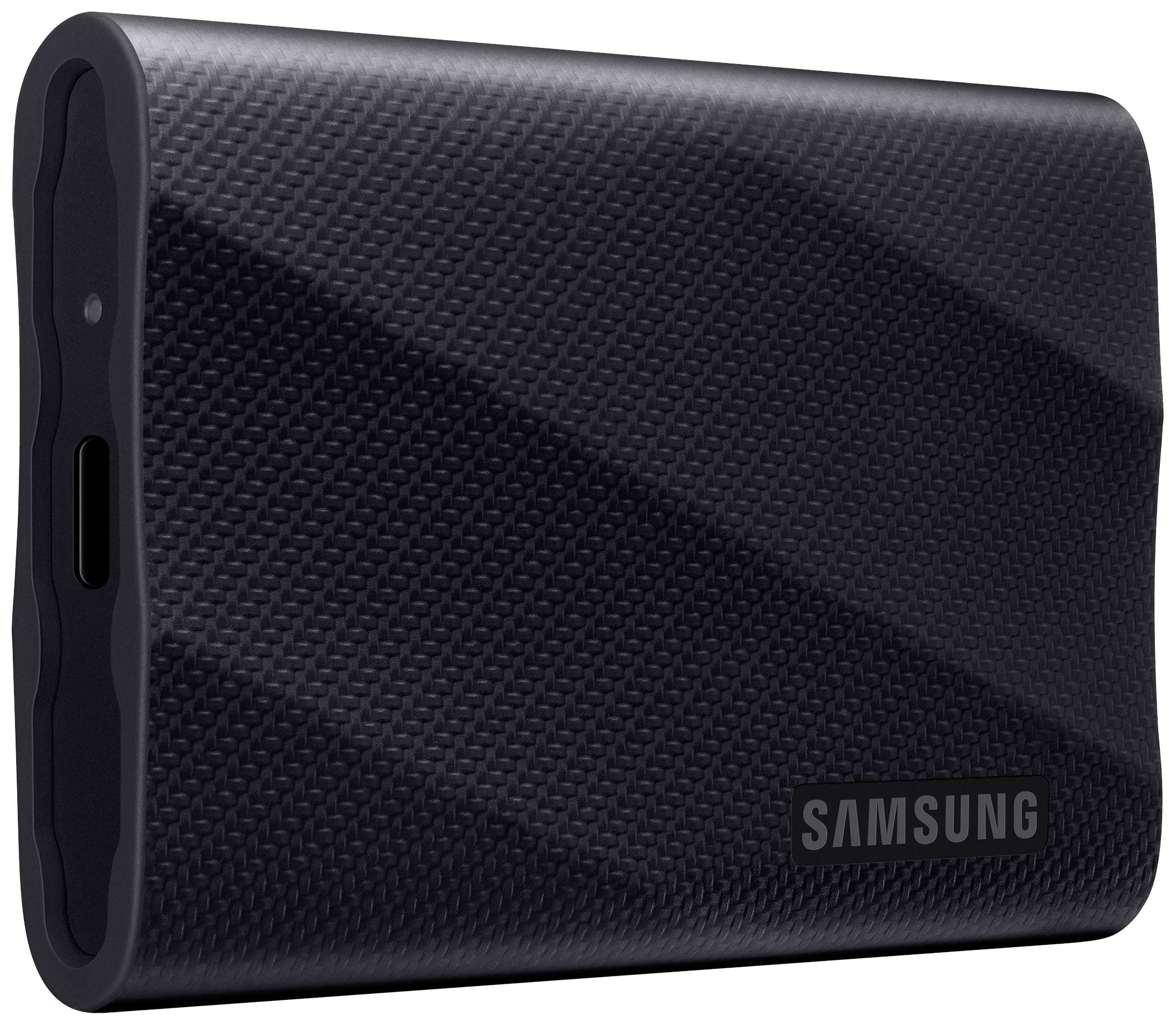 Sort ekstern SSD-harddisk med struktureret kabinet fra Samsung, USB-C-port på venstre side.