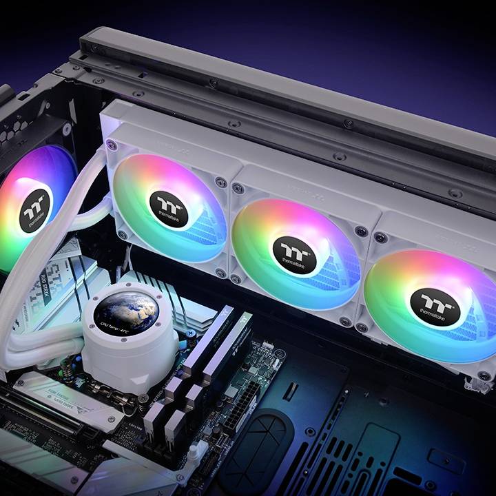 Nærbillede af et computeretui med RGB-belyste blæsere og synlige interne komponenter som kølesystemer og bundkort.