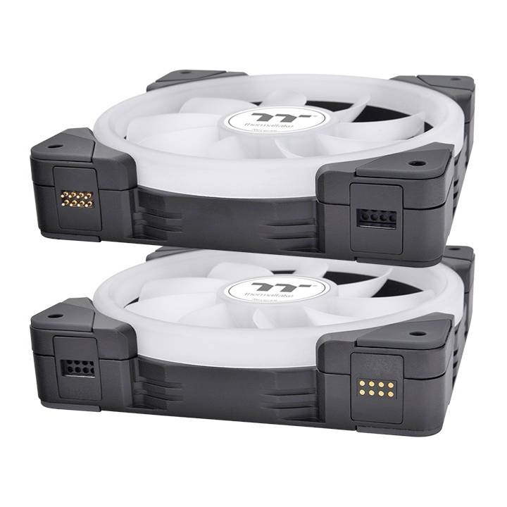 To tæt på hinanden stablede, sorte computerventilatorer med firkantede rammer og gennemsigtige rotorblade.