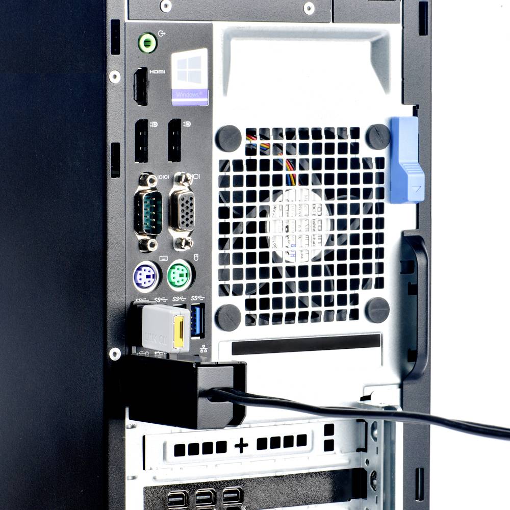 Bagsiden af en computerkabinet med stik: HDMI, USB, Ethernet, ventilationsgitter, netafbryder og udvidelseskortpladser.