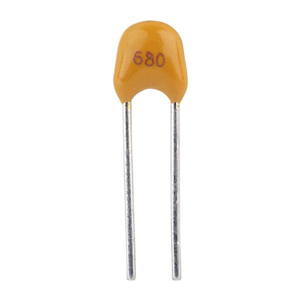 Keramisk kondensator med to metalben, orangefarvet, med påskriften '680'.