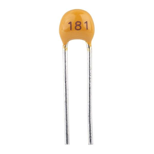 En orange keramisk kondensator med påskriften '181', to metalben. Den bruges til at opbevare elektrisk ladning i kredsløb.