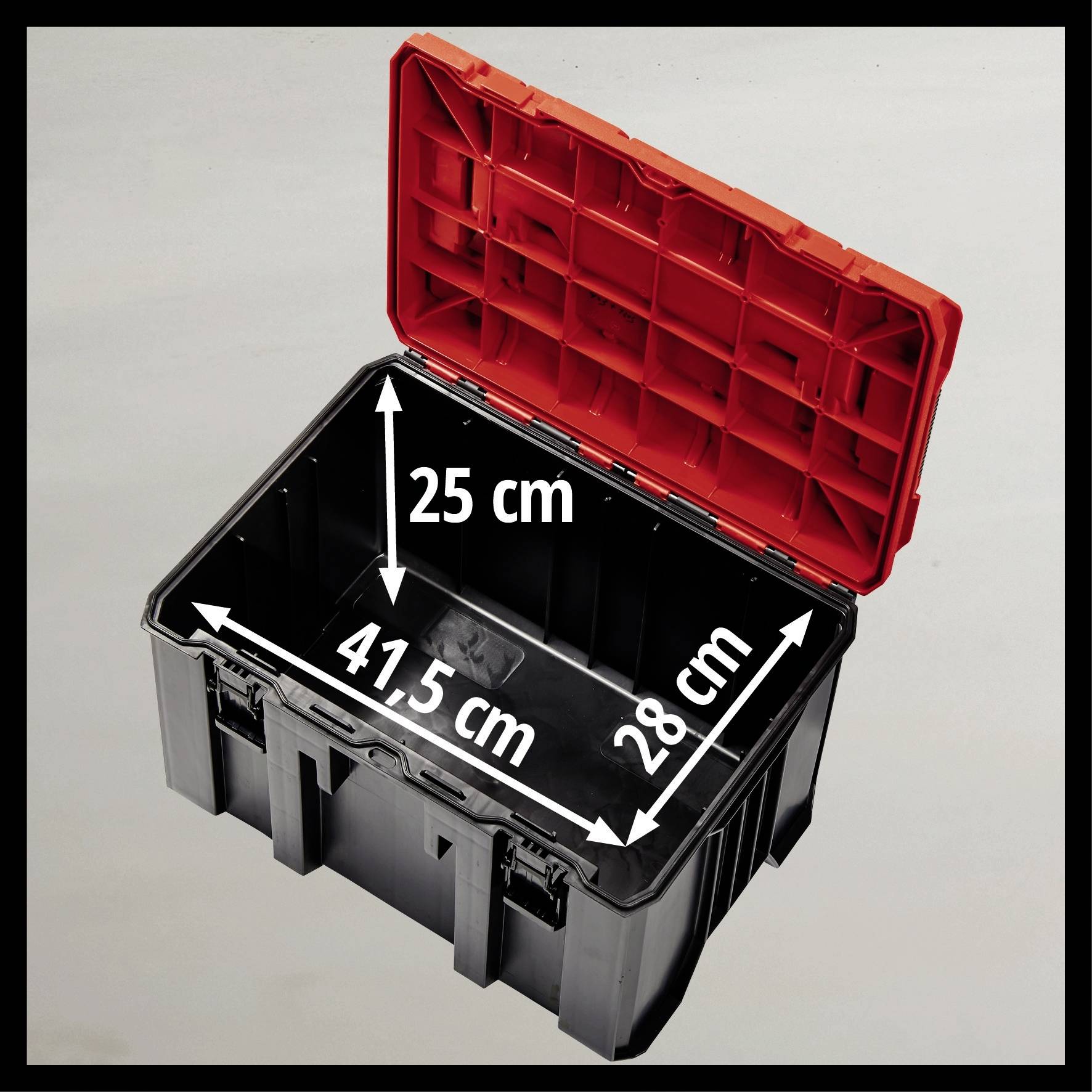 Åben sort opbevaringskasse med rødt låg. Dimensioner: 41,5 cm længde, 28 cm bredde, 25 cm højde, vist ved pile.