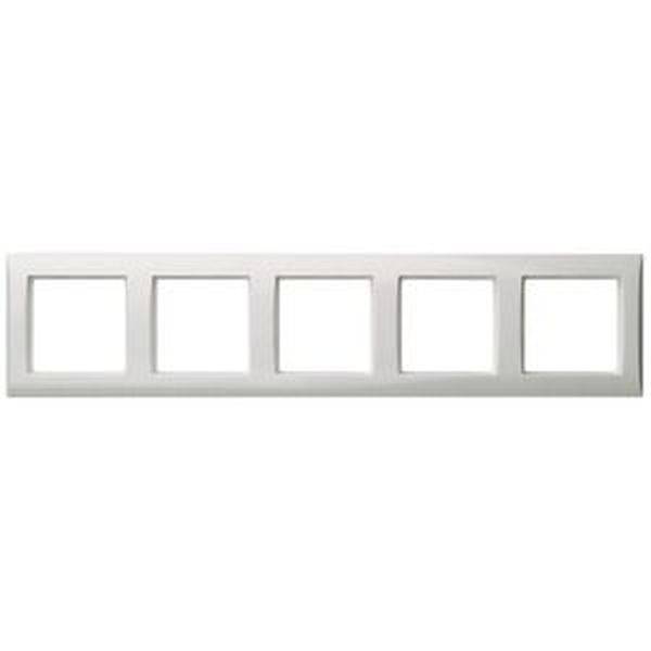 Hvid, rektangulær ramme i paneldesign med fem kvadratiske udskæringer, egnet til montering af stikkontakter eller kontakter.