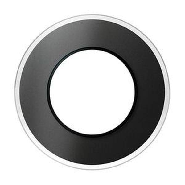 Sort ring på hvid baggrund, ser ud som en stiliseret kameralinse eller et hjul.