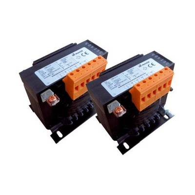 To elektriske, sorte transformatorer med orange tilslutningsklemmer og et etiket med tekniske specifikationer og CE-mærkning.