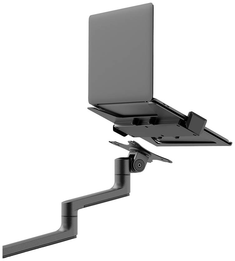 Laptopbeslag monteret på en justerbar, ergonomisk bærearm. Laptopen er åben og vippet fremad.
