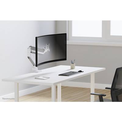 Et moderne skrivebord med en stor, buet skærm på en justerbar arm, tastatur, mus og penneholder.