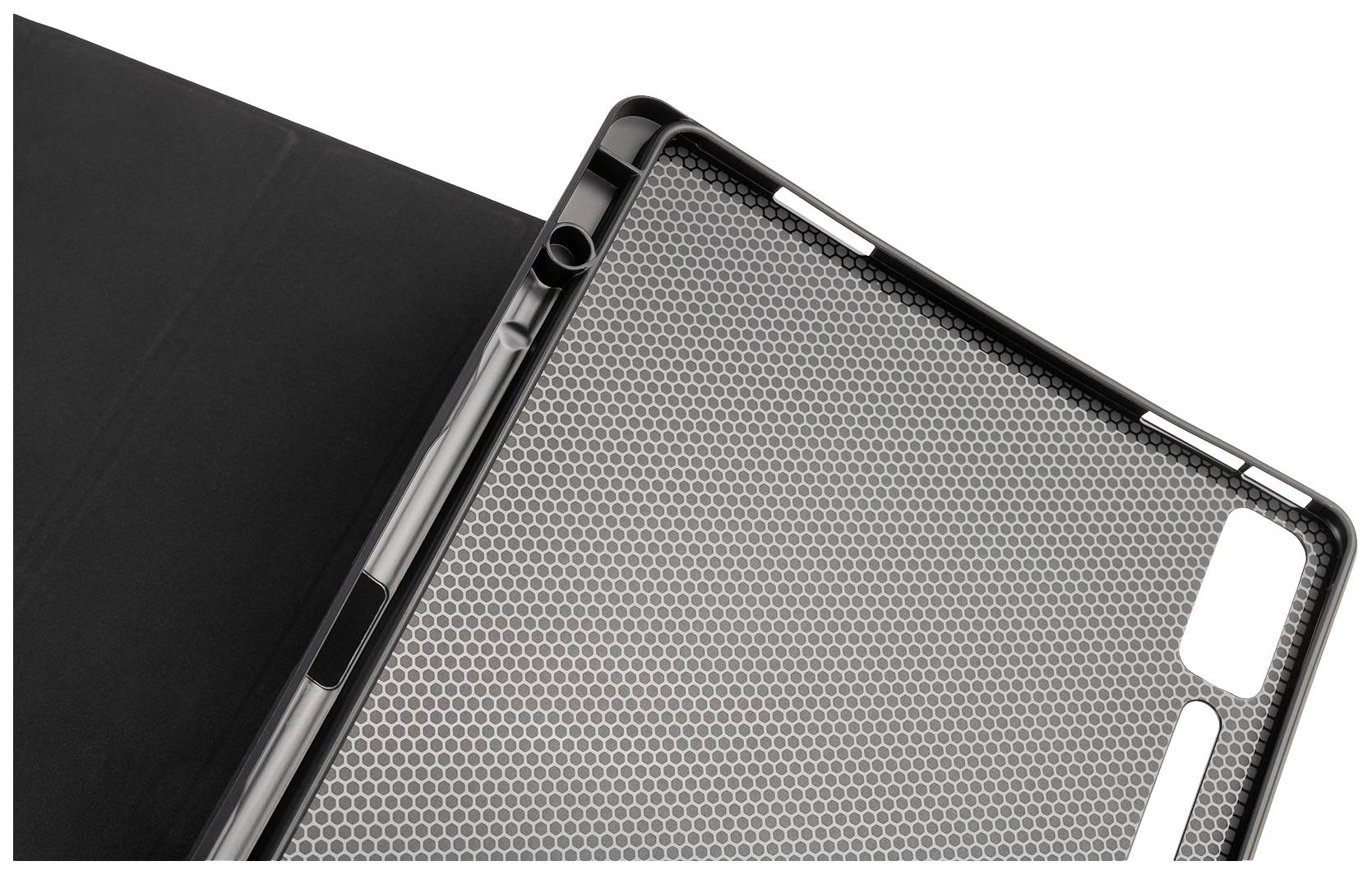 Et tablet-cover i sort og grå farve med struktureret mønster, med åben kameraåbning, ligger på en mørk baggrund.