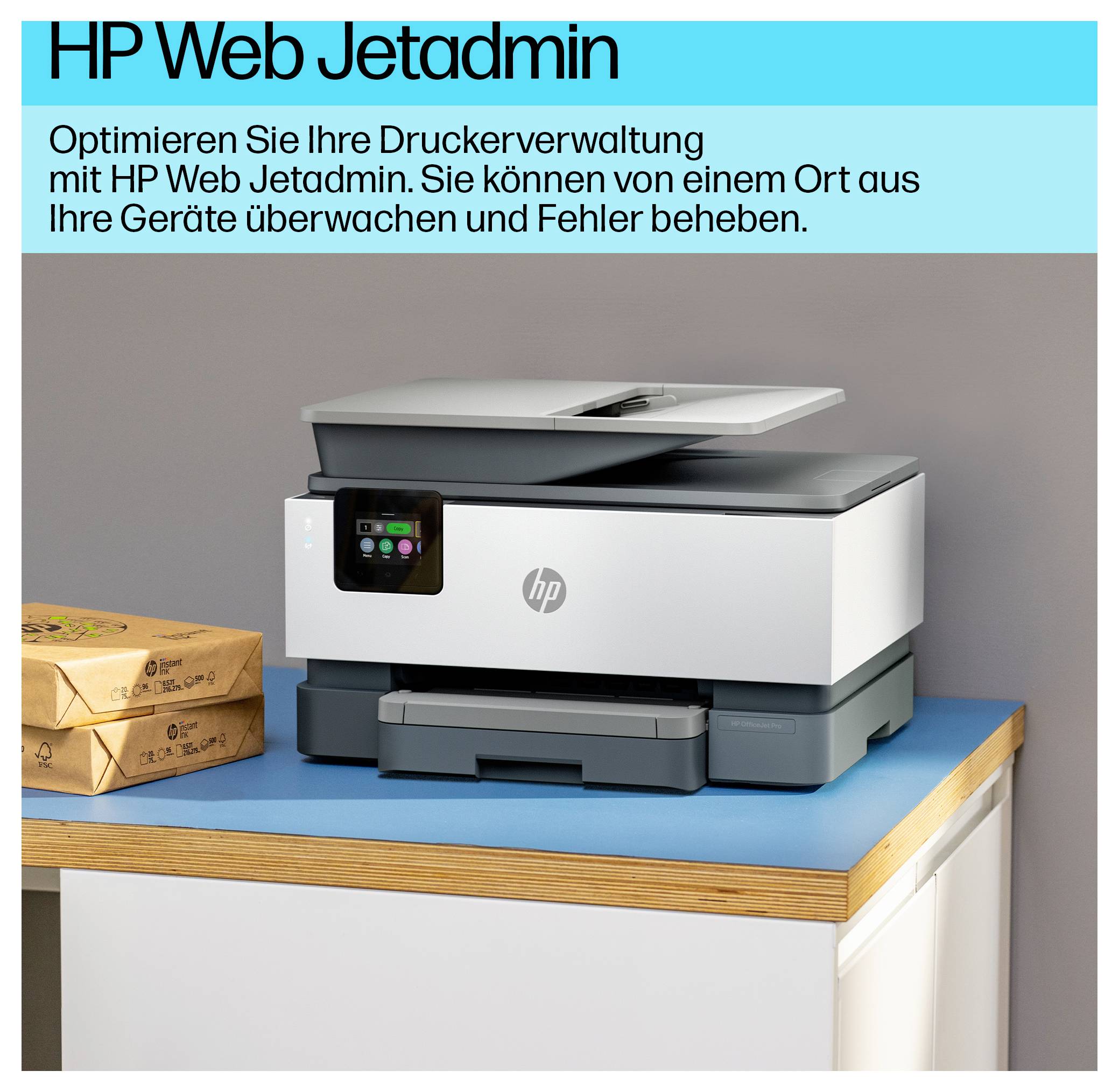 HP Web Jetadmin-annoncer, der viser en HP multifunktionsprinter på et skrivebord med kasser og tysk tekst om centraliseret printerstyring, overvågning og fejlfinding.
