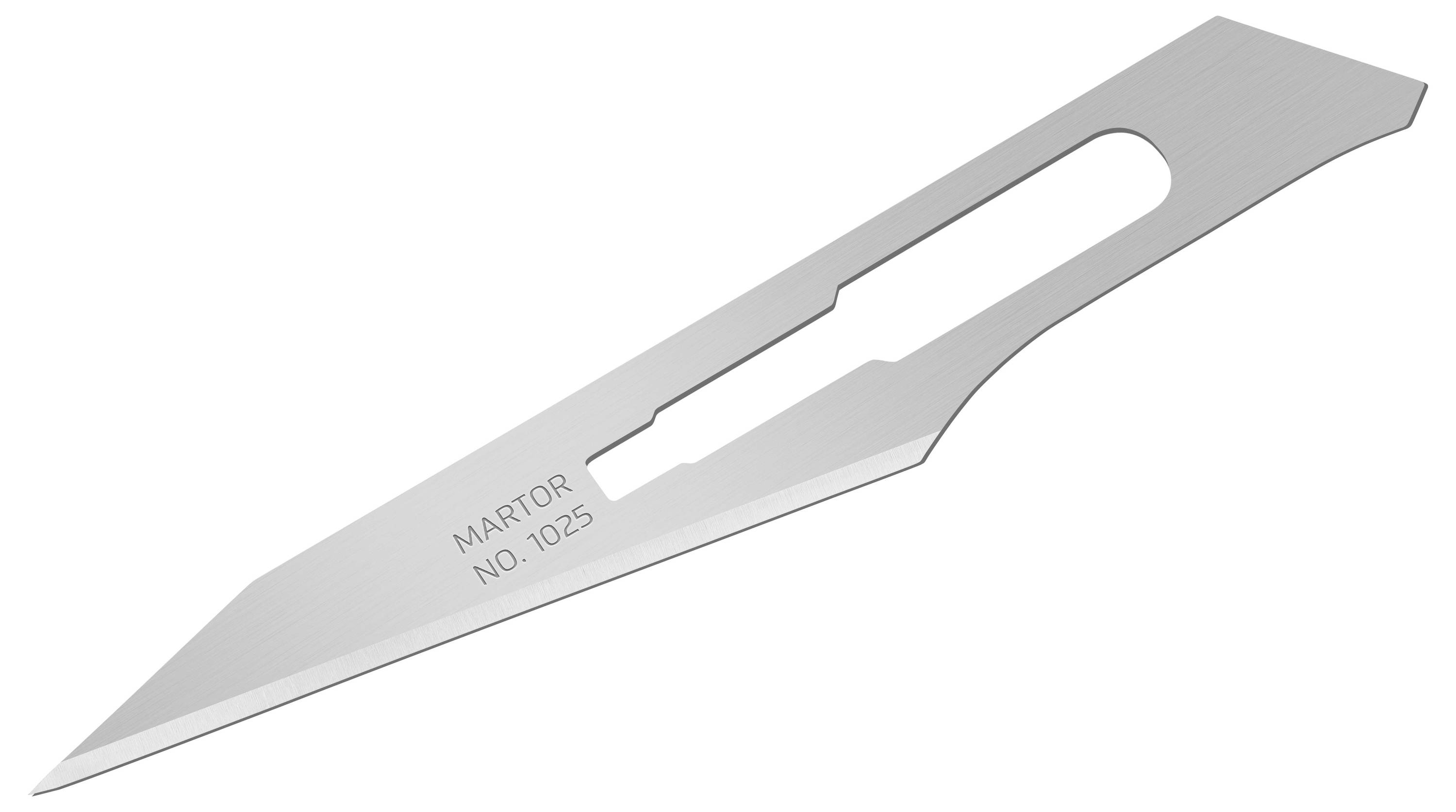 Et sølvfarvet, skarpslebet skalpelblad med påskriften 'MARTOR NO. 1025', egnet til kirurgiske eller håndværksmæssige opgaver.