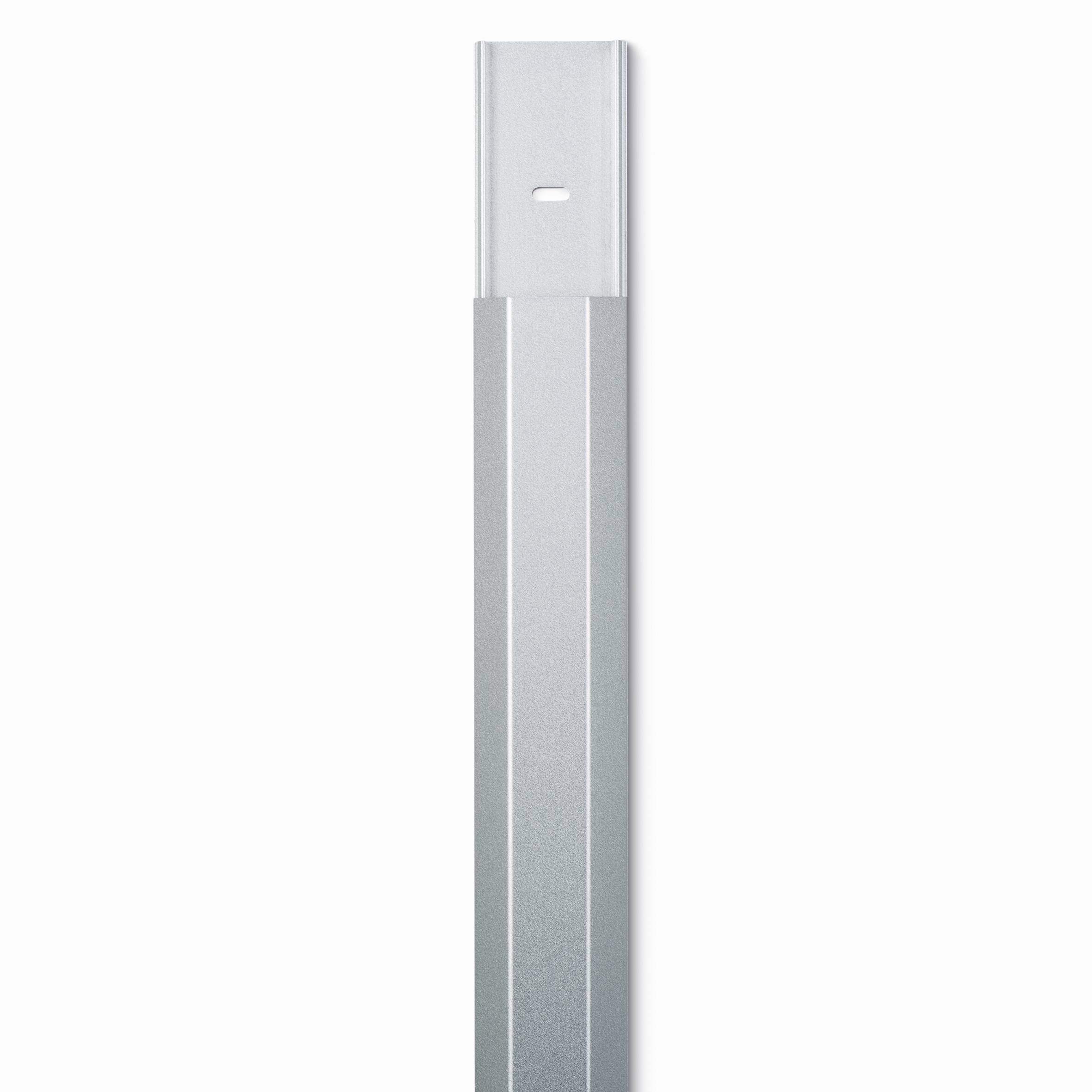 En aluminiumsstang i sølvfarve, placeret vertikalt, viser en lidt bredere ende foroven med et enkelt hul. Produktfoto taget foran en hvid baggrund.