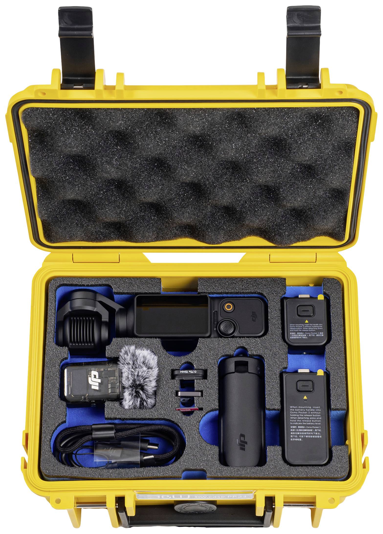 Gul hardcase kuffert med polstring indeholder et kamera, mikrofon, kabler, batterier og tilbehør.