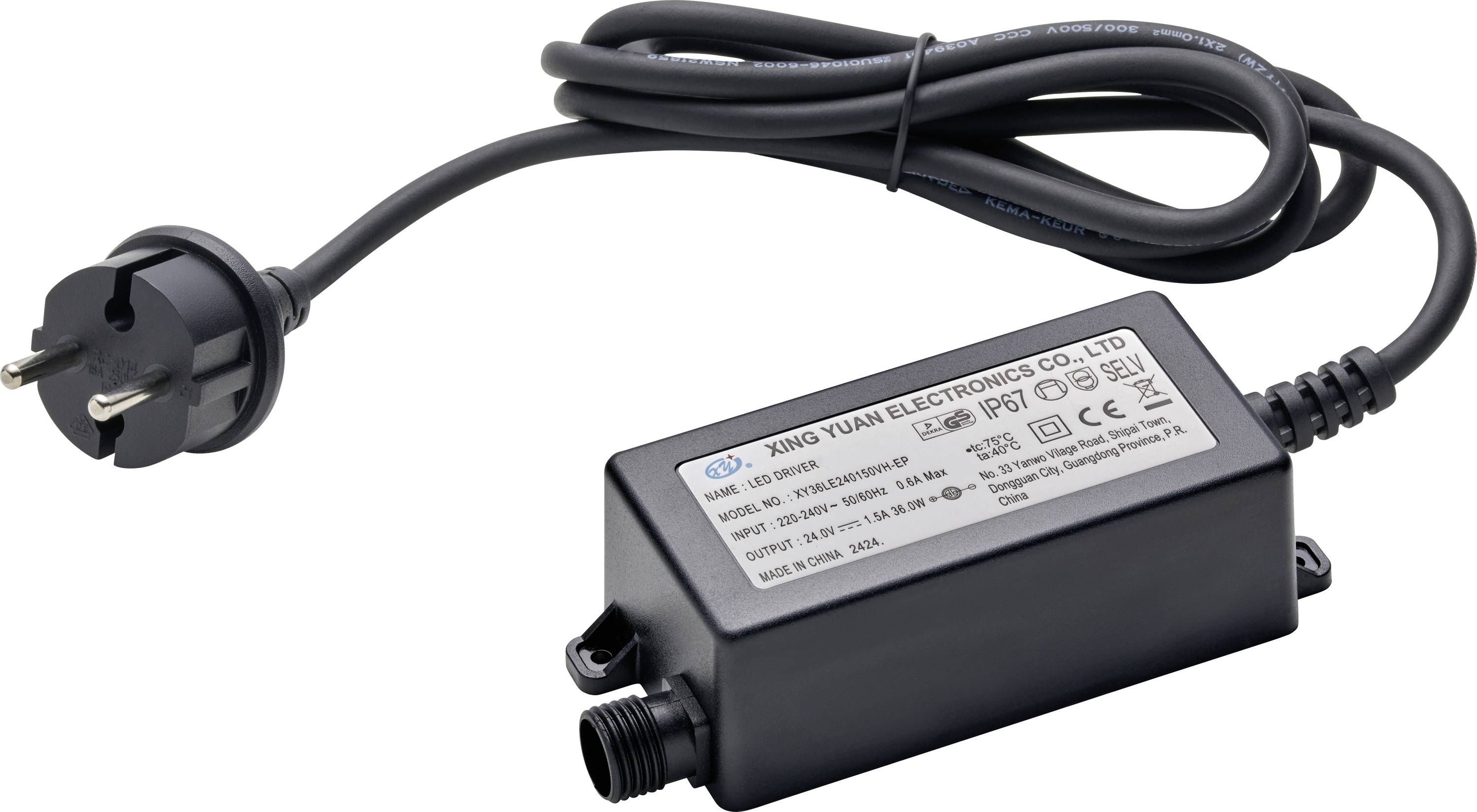 En sort elektronisk strømadapter med et tobensstik og en etiket, der viser specifikationer og sikkerhedscertificeringer på overfladen.