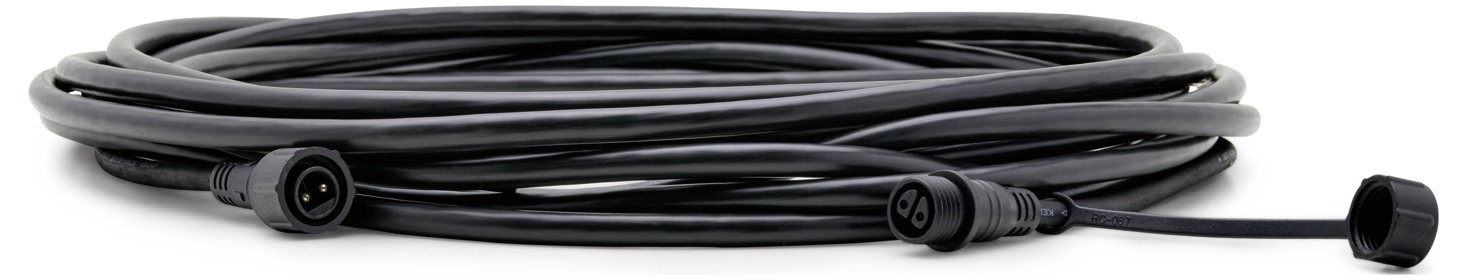 En snoet sort kabel med stik i hver ende, designet til elektriske forbindelser, egnet til udendørs brug eller kraftig belastning.