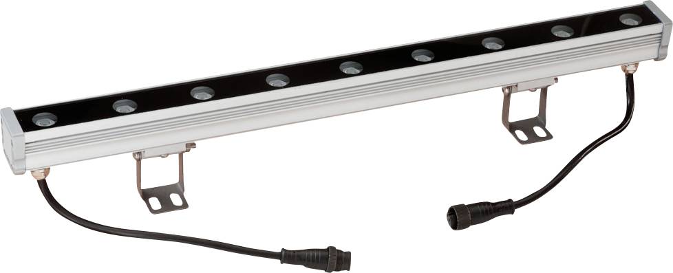 Lang aluminiums-LED-lysbjælke med flere runde linser, monteringsbraketter og tilsluttet strømkabel med stik til køretøjs- eller udendørsbrug.
