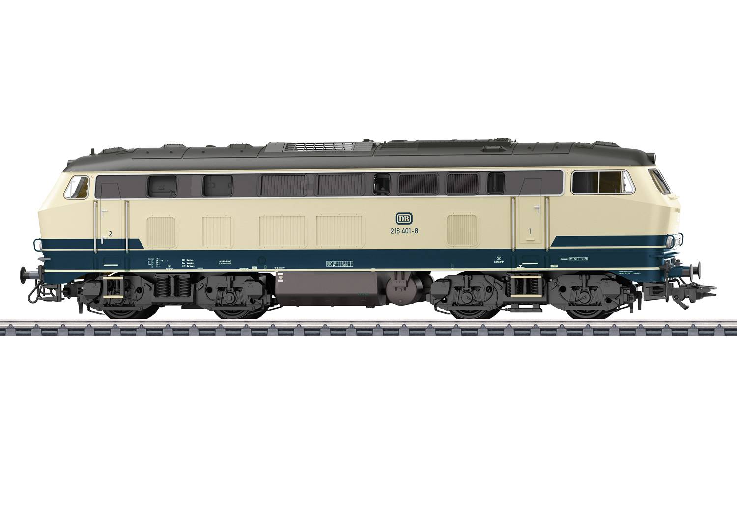 En beige-blå lokomotiv af DB 218-serien, fotograferet fra siden på et jernbanespor.