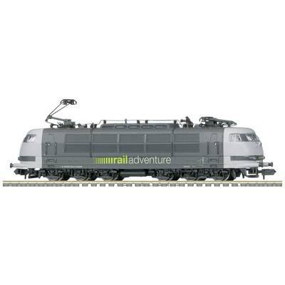 Et gråt elektrisk lokomotiv med påskriften 'rail adventure' på siden, som holder på jernbaneskinnerne. Det har en strømlinet form.
