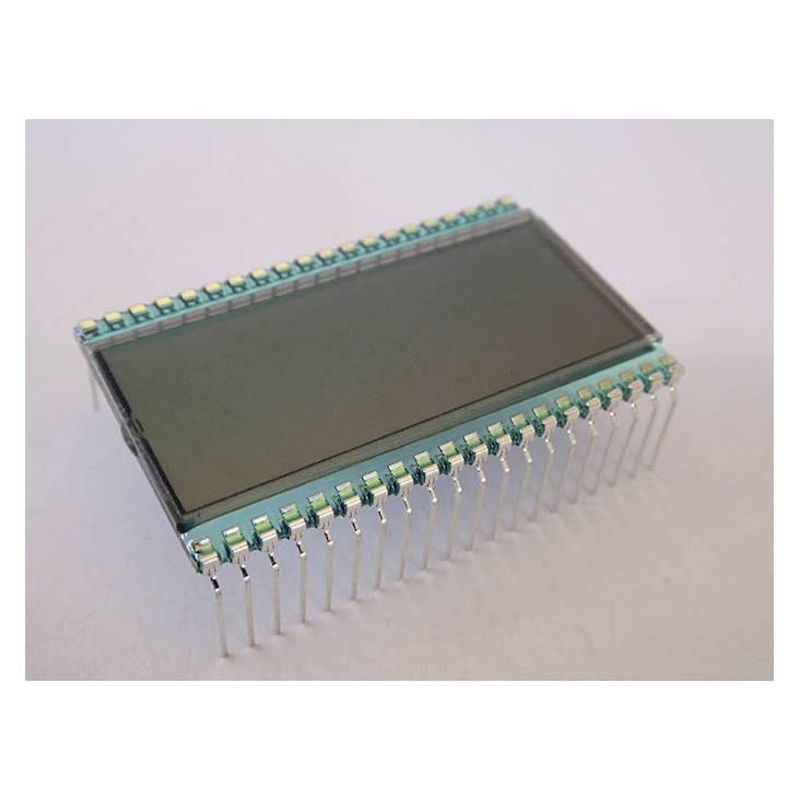 En rektangulær mikrochip med flere metalben på siderne ligger på en lys overflade.