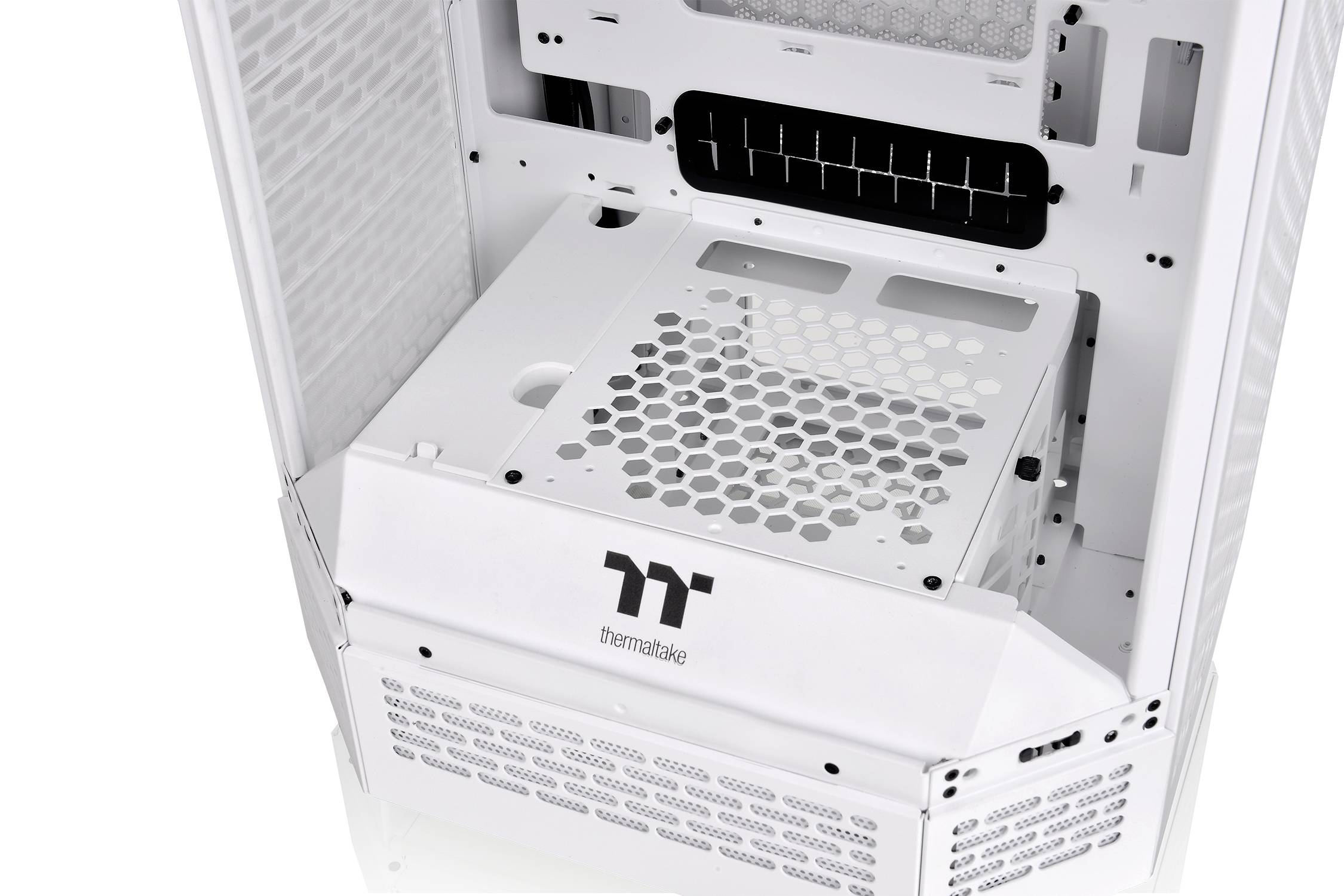 Åbent computerchassis fra Thermaltake i hvid med ventilationsgitre, øverste harddiskpladser og logo på siden.