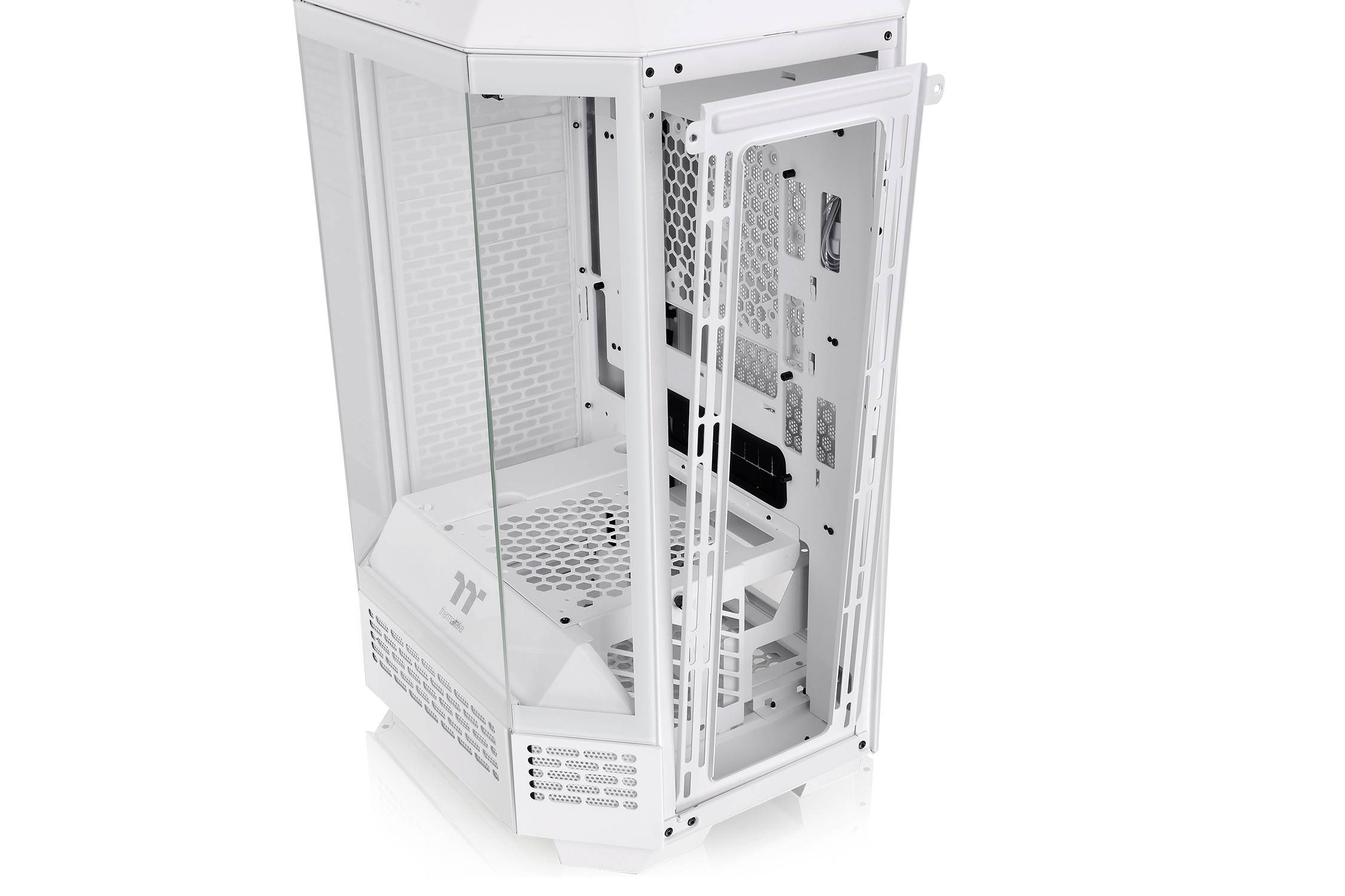 Et hvidt computerkabinet med glasfacetter på siderne står åbent og viser flere interne drevpladser og ventilationsåbninger.