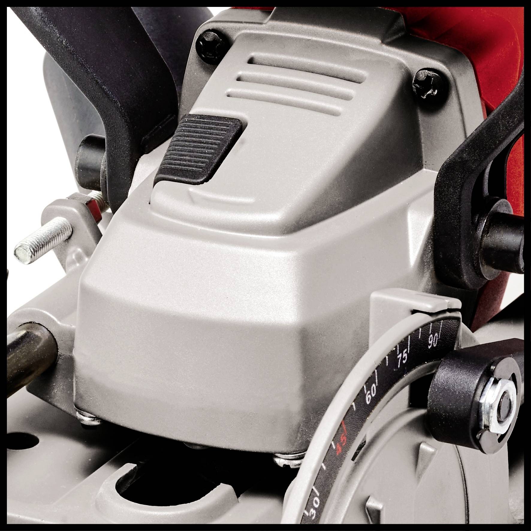 Et nærbillede af en metalrundsav med et skarpt savblad og en skala til vinkelindstilling, egnet til præcise skæringer.