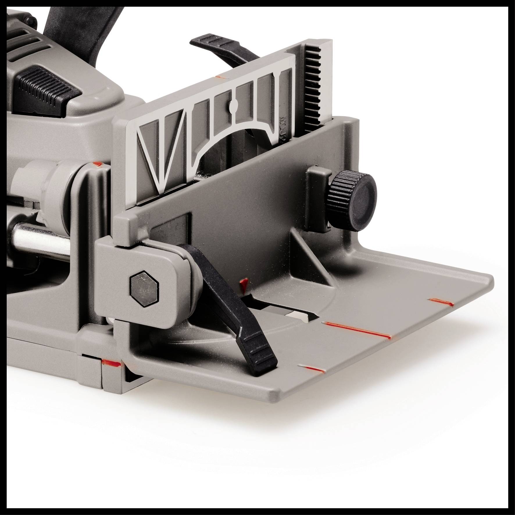 Et sølvfarvet bordapparat med en løfteanordning og en skala, sandsynligvis et præcisionsværktøj eller måleudstyr.