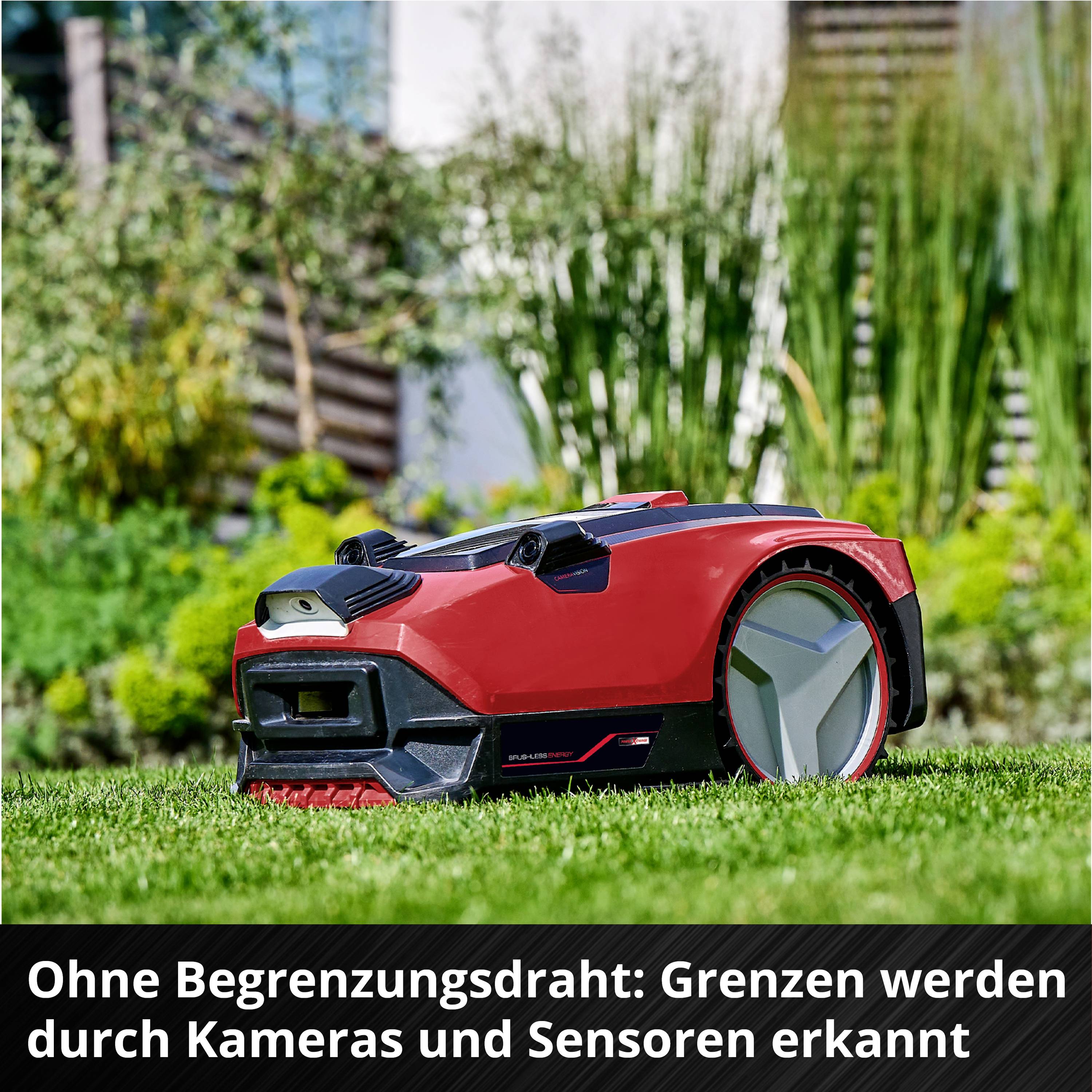 Automatisk plæneklipper på græsplæne, omgivet af planter. Tekst: 'Uden begrænsningsledning: Grænser registreres ved hjælp af kameraer og sensorer.'