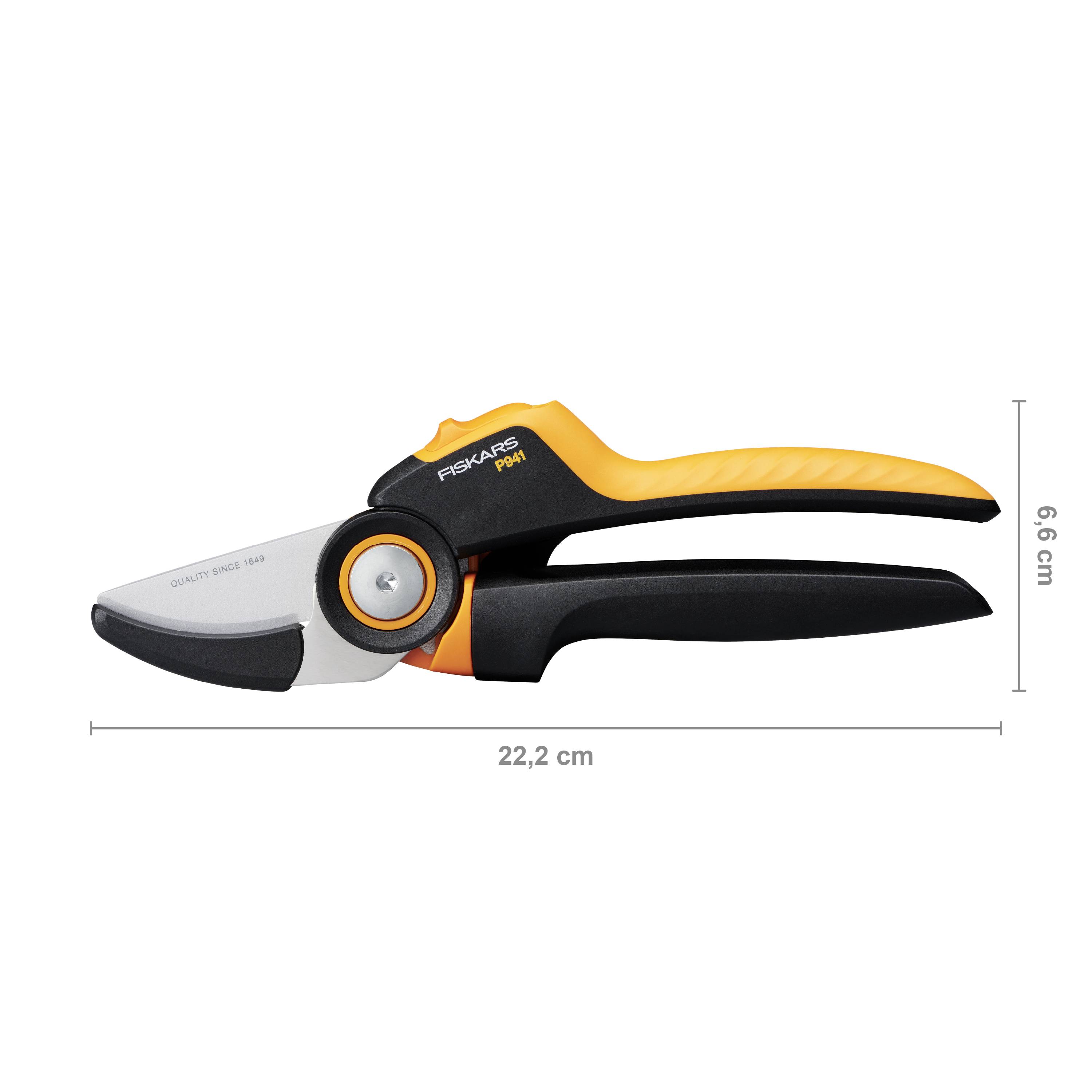 Havesaks fra Fiskars, model PX94, med orange greb. Produktmål: 22,2 cm længde, 6,6 cm højde. Velegnet til havearbejde.