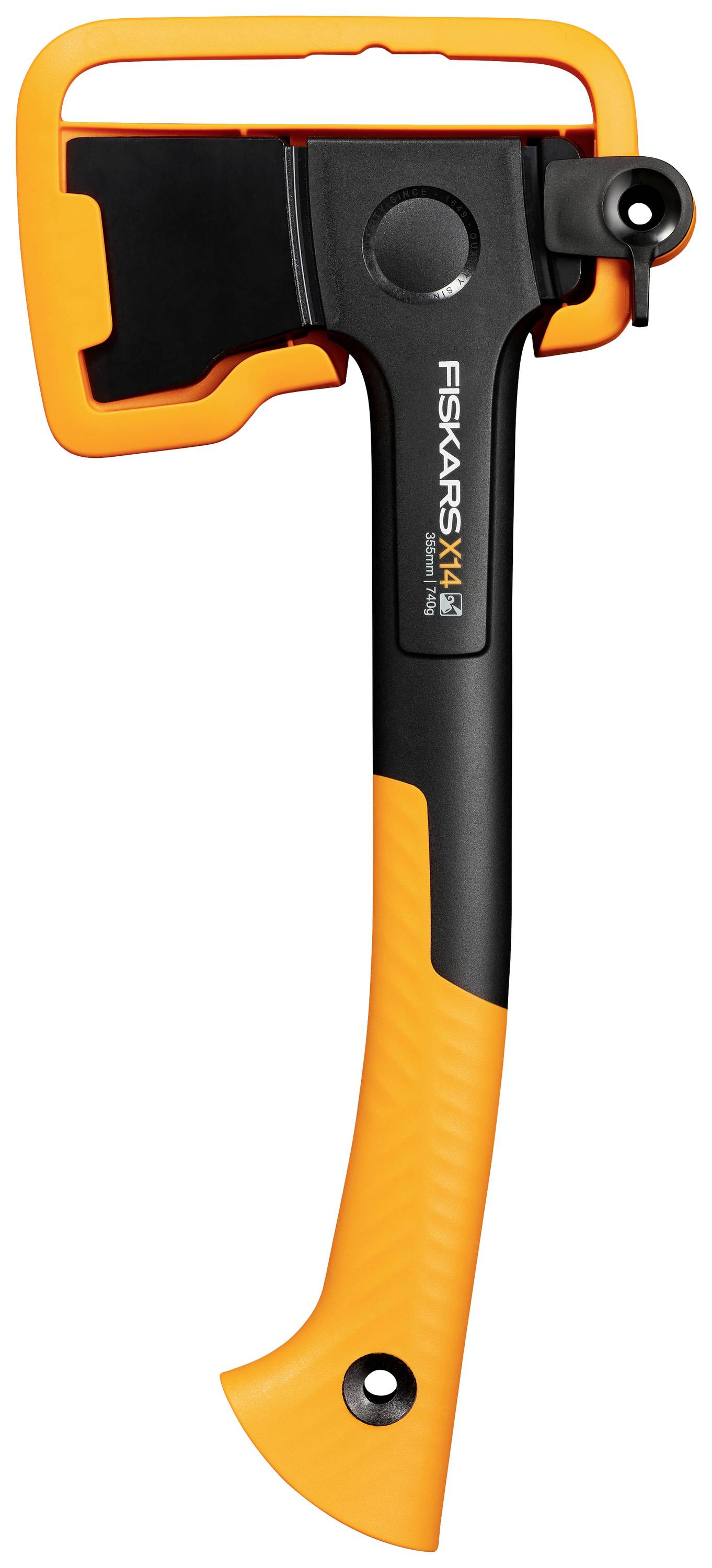 En orange-sort økse fra Fiskars med et beskyttelseshylster over bladet. Den er af mellemstørrelse og har et ergonomisk design.