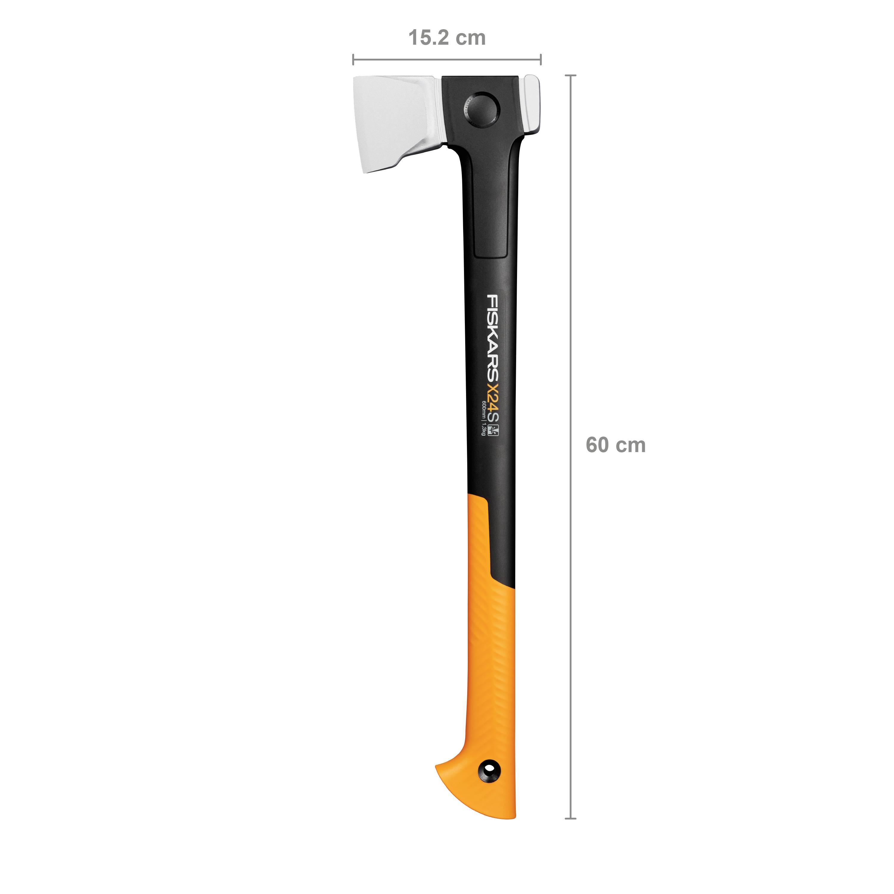 Økse med orange-sort greb, 60 cm lang, klinge på 15,2 cm, mærke Fiskars X21, egnet til træbehandling.