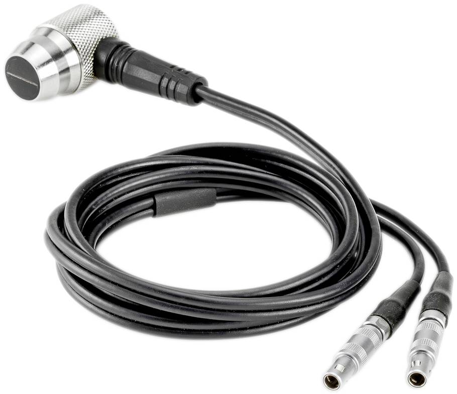 Et sort kabel med to stik i den ene ende og et rundt metalstik i den anden ende. Det ligner et lydkabel.