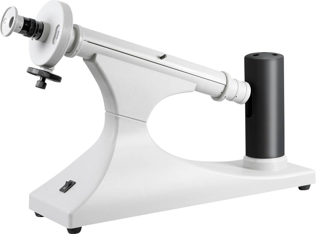Et hvidt polarimeter på et bord, bestående af et rør med skala og en optisk tromle, til måling af lysdrejninger.