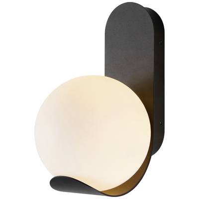 Væglampe med rund, hvid lysende krop og sort, buet holder. Moderne design, velegnet til indendørs belysning.