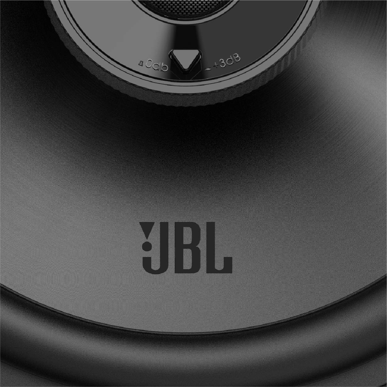 Nærbillede af et sort JBL-højttalerchassis med JBL-logo i midten. Skarp fokus på højttalerens detaljer og struktur.