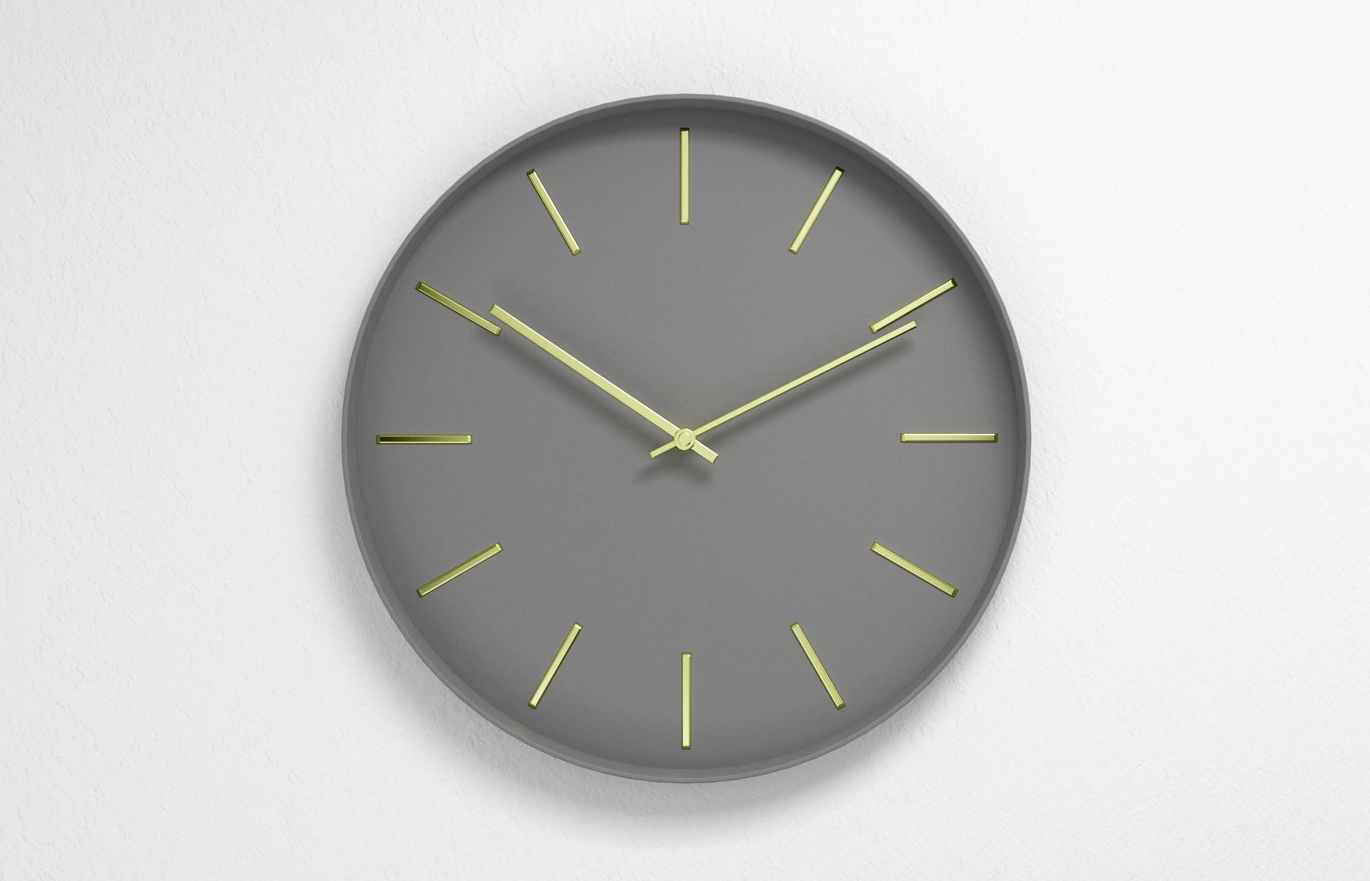 Et rundt vægur med grå urskive og gule time- og minutvisere, som viser klokken 10:10.